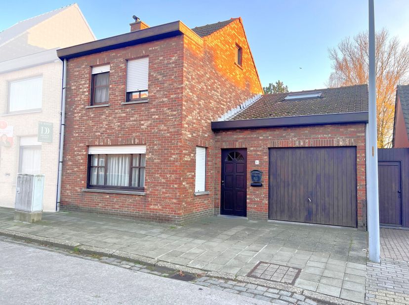 Deze halfopen woning biedt een praktische indeling met een inkomhal en gastentoilet, een gezellige living en een volledig uitgeruste keuken. Verder be