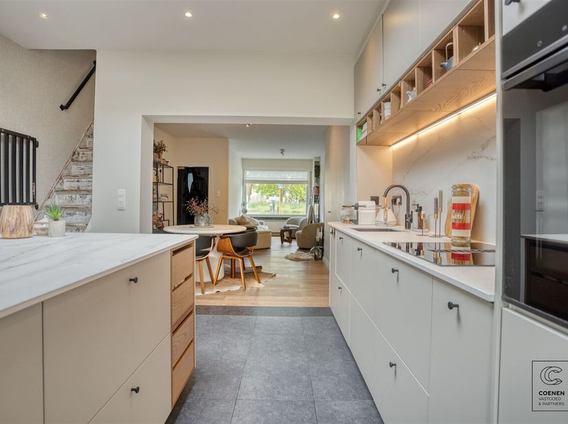 Bij het betreden van de volledig gerenoveerde woning komt u binnen in de inkomhal die u meteen toegang biedt tot de leefruimte. De lichtrijke leefruim