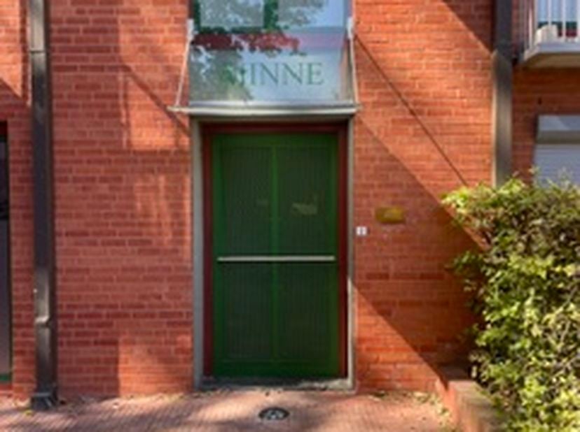 Appartement op 150meter van de Grote Markt Kortrijk nabij stadspark.<br />
Gelijkvloer appartement 110 m.; tuin 65 m; voortuin 10 m met apart 2 auto s