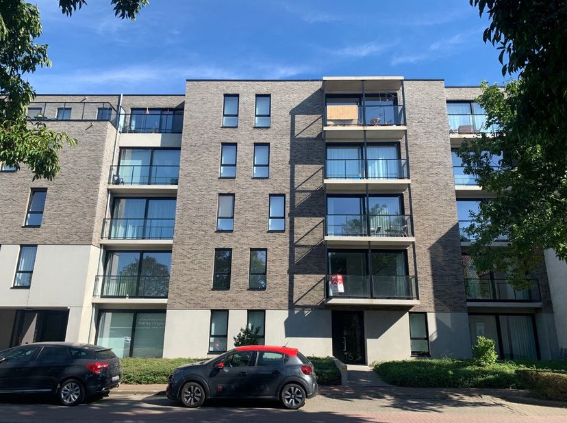 appartement fermé élégant au cur de Veurne, idéalement situé à proximité des commerces et des transports en commun. Construit en 2019, cet appartement
