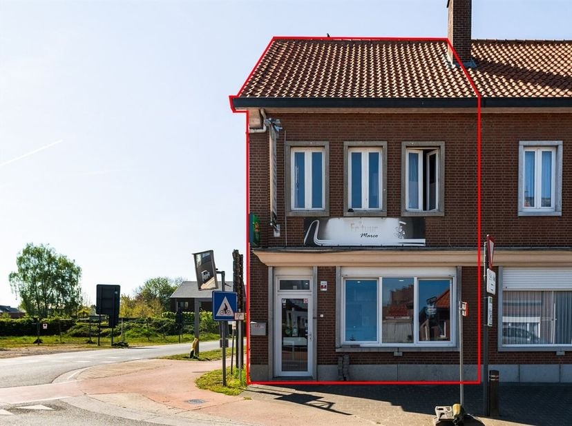 Halfopen bebouwing met ingerichte frituur gelegen in de Drinkteilstraat 1 te Geetbets. Deze eigendom biedt een sterke structurele basis en een interes
