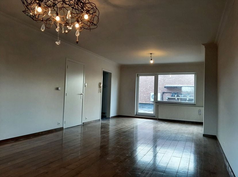 Ruim 2 slaapkamer appartement te Hasselt.<br />
<br />
Dit appartement heeft een bewoonbare oppervlakte van +/- 130m² en heeft o.a. een ingerichte keu