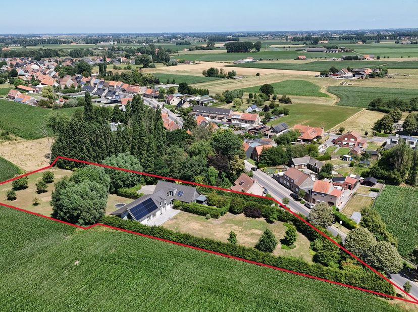 In de rustige Keiemdorpstraat in Keiem bevindt zich deze uitzonderlijke eigendom op een royaal perceel van 5.923 m². Met een bewoonbare oppervlakte va