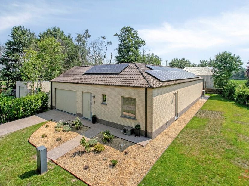Ce bungalow récent (2019) allie confort de vie contemporain et tranquillité.<br />
La maison a été solidement construite et équipée avec des technique