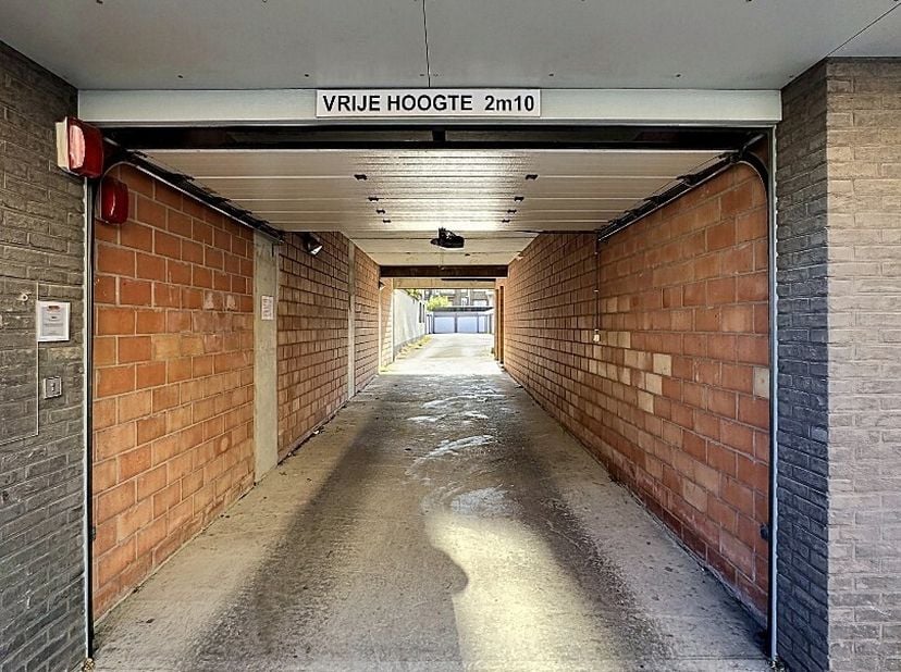 Deze garage nr. 37 bevindt zich op een boogscheut van het centrum van Oostende, langs de Torhoutsesteenweg.<br />
Het geheel maakt deel uit van een st