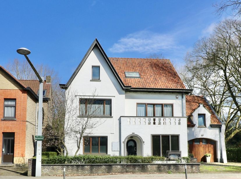 Bent u op zoek naar een professionele locatie voor uw praktijk of kantoor?<br />
<br />
Dit instapklare handelspand biedt tal van mogelijkheden en is