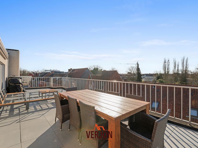 Bij het betreden van dit lichtrijke appartement komt u terecht in de ruime en aangename woonkamer (ca. 32 m²), die naadloos overgaat in een modern ing