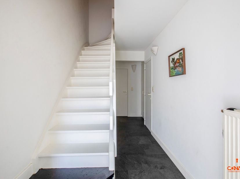 Deze bel-etage is gelegen&amp;nbsp;op een steenworp van het centrum van Gent. Dankzij de grote hoeveelheid aan winkels, scholen en andere faciliteiten in