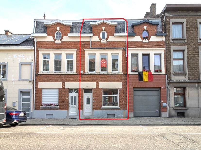 CHARMANTE RIJWONING IN CENTRUM<br />
<br />
In het centrum van Tienen, op wandelafstand van het station, bevindt zich deze charmante rijwoning met ver