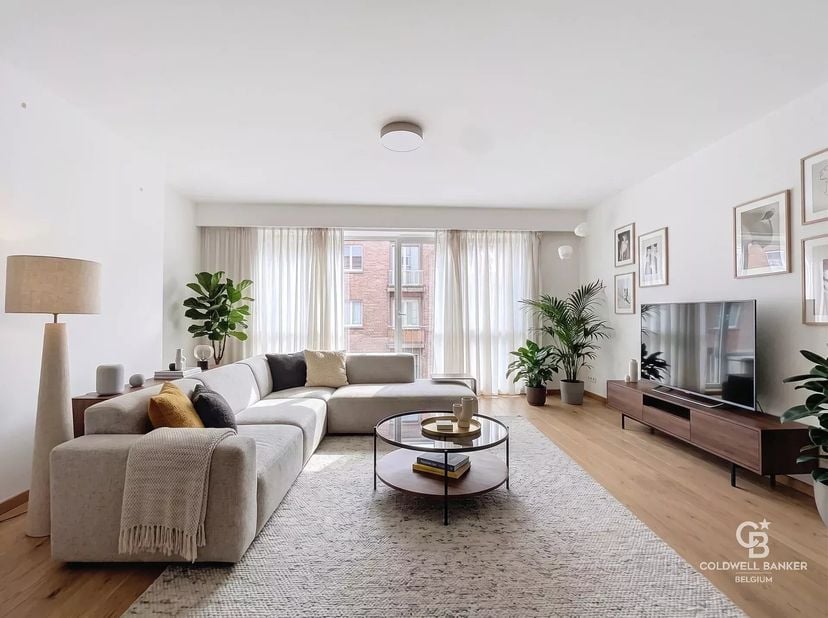Mooi appartement van ca. 116 m² op de 1e verdieping van 6. Het bestaat uit een inkomhal (13,5 m²), een aparte ingerichte keuken, een balkon, een woon-