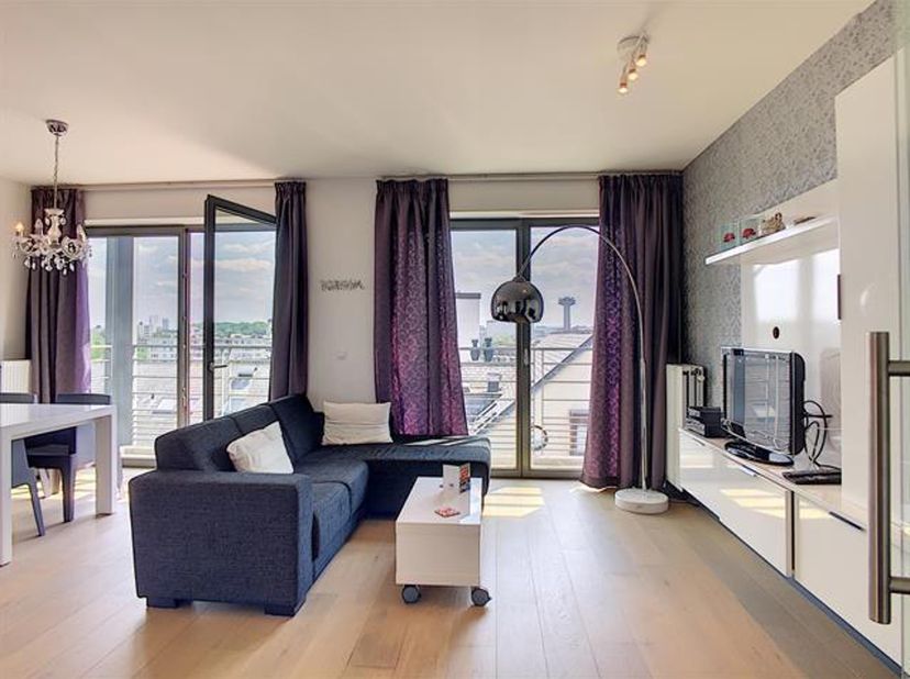 Proximité OTAN, dans une construction récente, splendide appartement MEUBLÉ de ±75m² avec terrasse et vue imprenable sur Bruxelles. Composition : hall