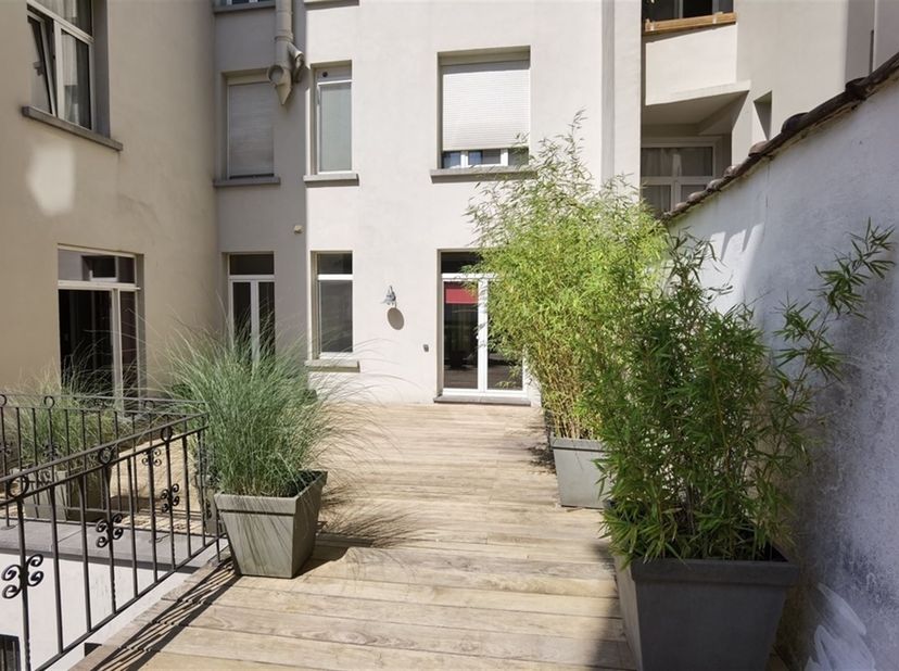 Splendide rez-de-chaussée de 180m² dans un immeuble de style, rénové avec matériaux de haute qualité. Il se compose de splendides réceptions avec parq