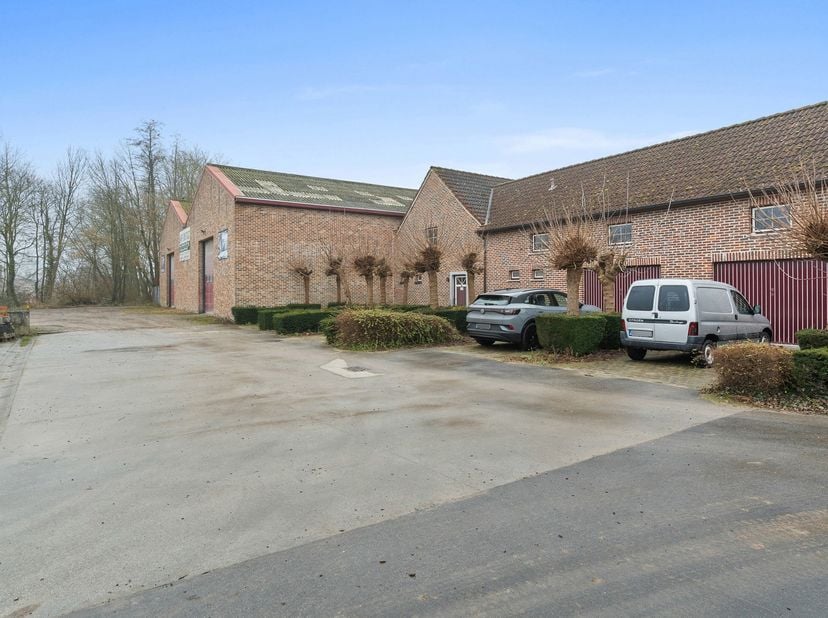 TOLLEMBEEK - Prachtige woning met 3 loodsen op +-2,9ha.<br />
in het hart van het landelijke Pajottegem, kan u deze fantastische landbouwaccommodatie