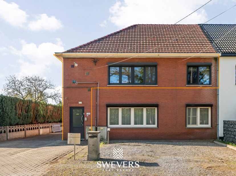 Voor meer info en fotos, surf naar www.swevers.be  Dit appartement op de eerste verdieping, gelegen in de Schrikheidestraat 18B in Koersel, biedt een
