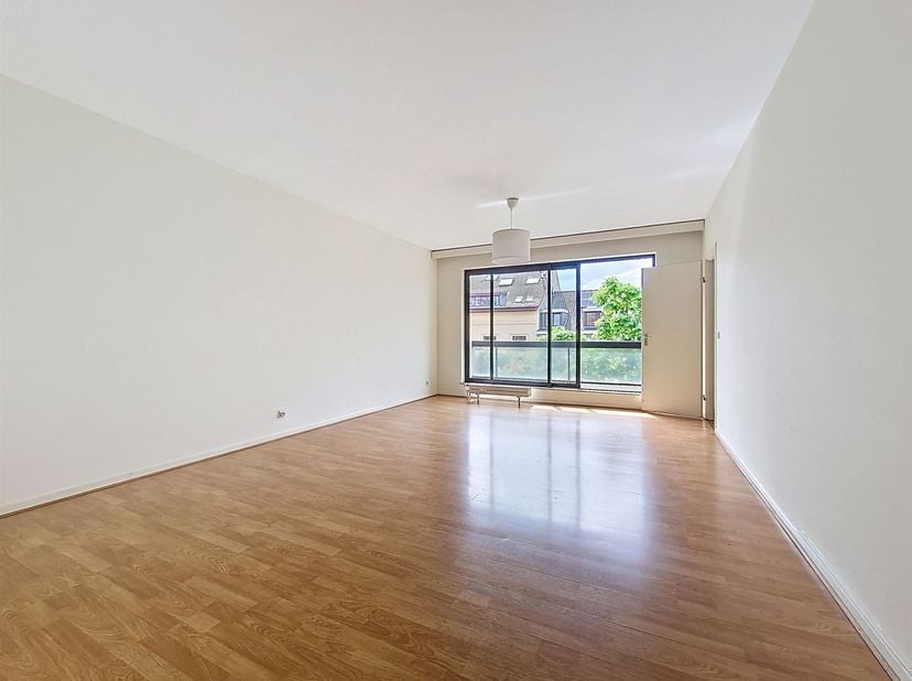 Wijk Trône. In een gebouw van 6 verdiepingen, prachtig appartement met 2 slaapkamers +/- 84m² met terras, parkeerplaats en kelder. Als volgt samengest