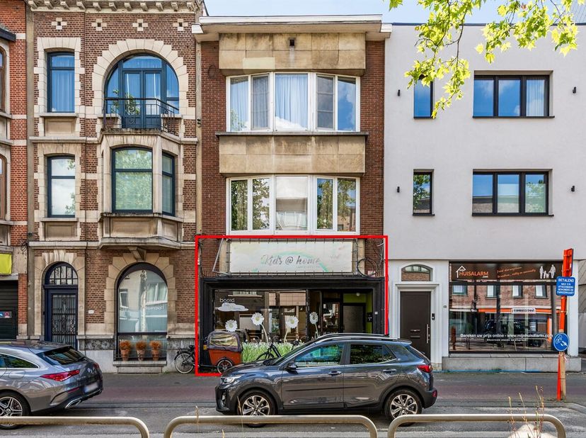 Gelijkvloers handelspand (117m²) met aangelegde stadstuin,biedt tal van mogelijkheden voor zelfstandige activiteiten of als vrij beroep op een central