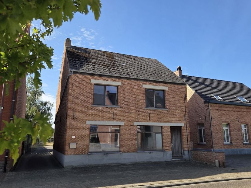 Een authentieke woning waar u zeker overladen zal worden met karaktervolle en charmante elementen die u onmiddellijk positief zullen aanspreken.<br />
