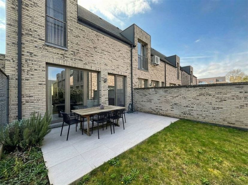 In de charmante residentie 'De Smeed', gelegen aan de Dokter Haubenlaan in Maasmechelen, bevindt zich deze instapklare, energiezuinige woning, een abs