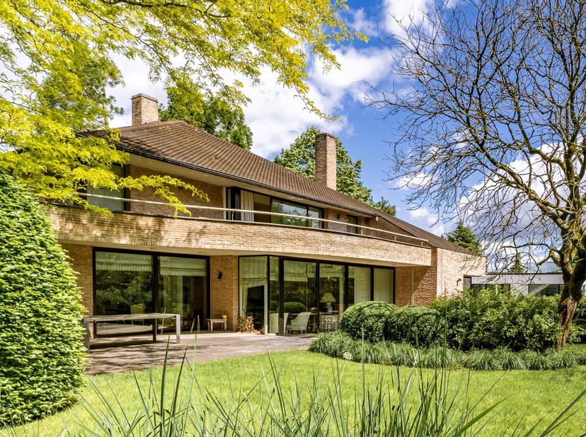 Deze elegante, moderne villa, ontworpen in 1989 door architect Serra di Migni, ligt in de zeer gewilde wijk Fort Jaco, in een bijzonder rustige en gro
