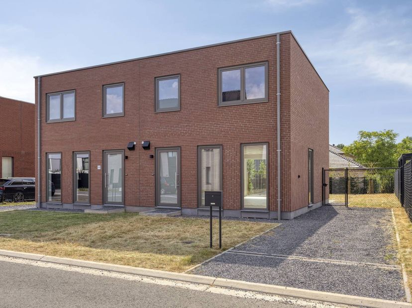 Bent u op zoek naar een moderne en energiezuinige gezinswoning in een rustige, kindvriendelijke omgeving? Dit splinternieuwe huis te koop in het charm