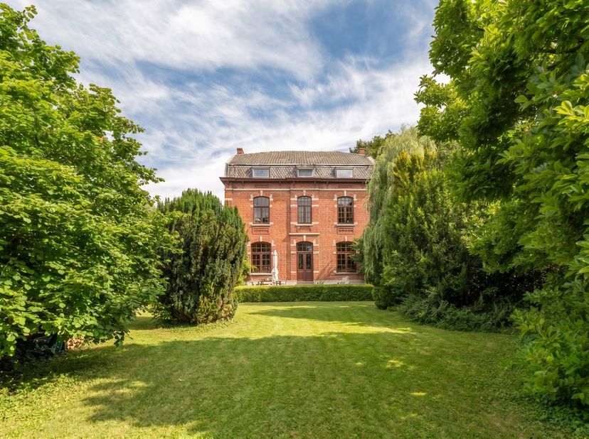 In Roselies, aan het einde van een doodlopende oprijlaan, biedt deze herenwoning volgens het EPC ongeveer 367 m² op een perceel van 7.190 m². De eigen