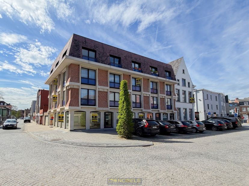 Dit EXCLUSIEF HANDELSPAND is te vinden in het centrum van Oudenaarde. Door de UITERST GUNSTIGE LIGGING IN HET BRUISEND STADSCENTRUM en de GROTE RAAMPA