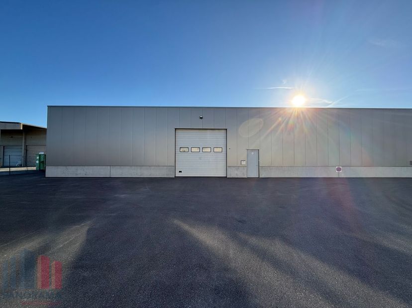 Uitstekend gelegen&amp;nbsp;gerenoveerd magazijn van&amp;nbsp;490 m² te huur, op slechts 400 meter van de Steenweg Deinze, met een directe aansluiting op de N