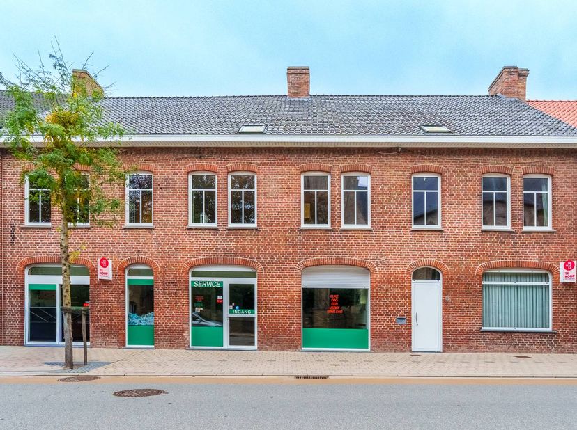 Polyvalente eigendom met ruime, instapklare woning, handelsruimte én enorme loods. Ideaal voor zelfstandigen. De 1.150m² grond heeft ontsluiting aan 2