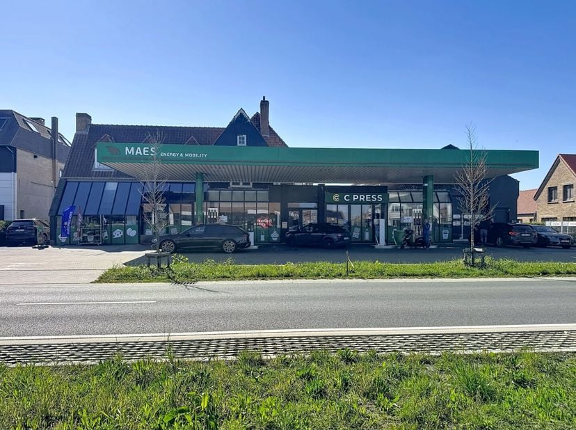 Deze commerciële ruimte gelegen langs de gegeerde Natiënlaan te Knokke ligt op een uiterst breed perceel van maar liefst 1496m² en bestaat op heden ui