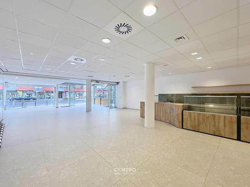 OPPERVLAKTEN:<br />
Constructie - bewoonbare oppervlakten<br />
Handelsgelijkvloers: ± 300 m²<br />
Uitbreidingsmogelijkheden: terras aan straatzijde<