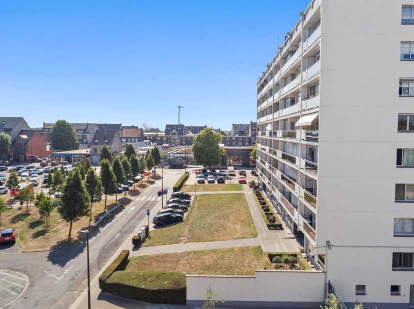 Dit appartement is centraal gelegen in Lanaken, aan het Molenweideplein, op de 3de verdieping van residentie "Pietersheim".<br />
<br />
De woonkamer