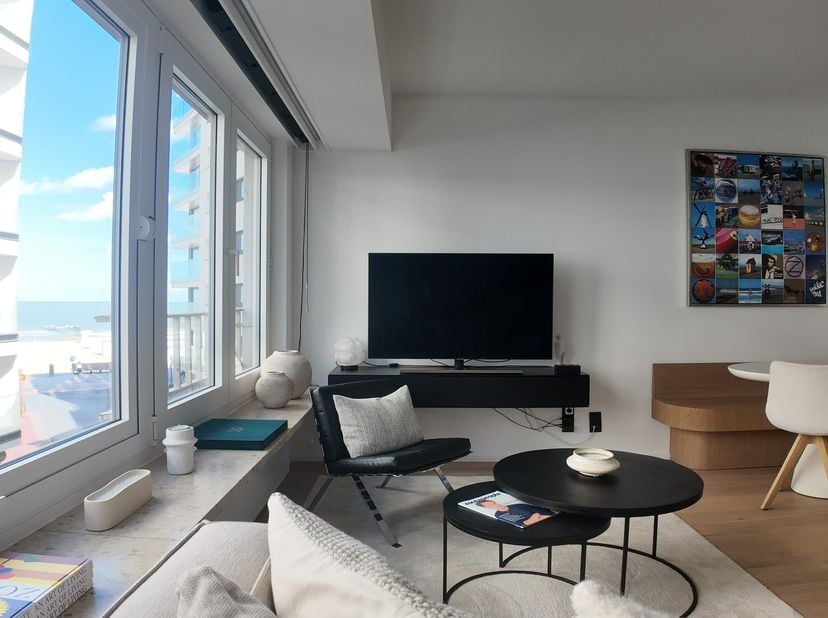 In residentie Le Drakkar, op een steenworp van de Kustlaan en het Driehoeksplein, ligt dit in 2024 volledig gerenoveerde appartement van 79 m² met twe