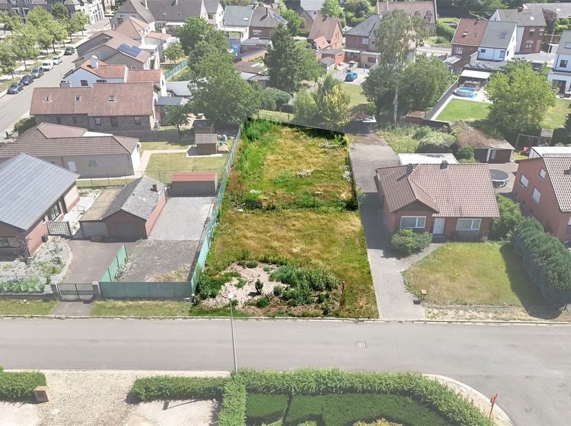 Centraal gelegen bouwgrond voor een open bebouwing op een zonnig perceel van 6a90ca<br />
<br />
Omgeving:<br />
+ Rustige en aangename woonomgevin