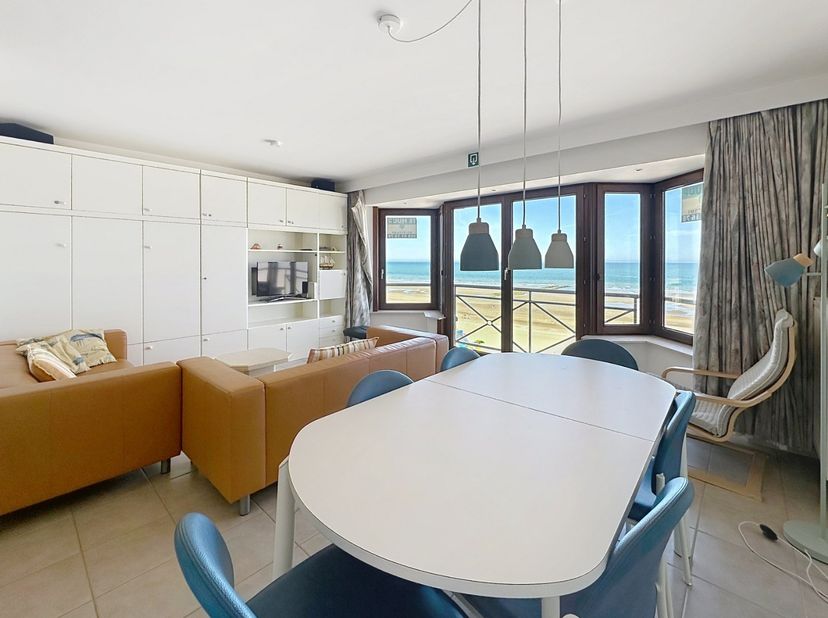 Dit prachtig gelegen appartement op de 5e verdieping biedt een adembenemend frontaal zeezicht en bevindt zich op een centrale toplocatie op de Zeedijk
