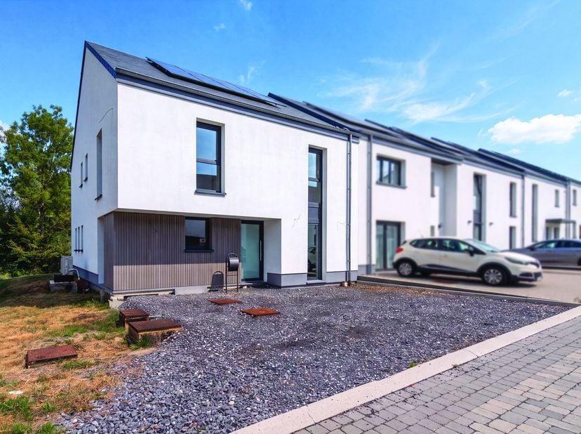 W Immobilière biedt u deze prachtige halfopen woning met tuin aan in Habay-la-Neuve, gelegen in een rustige en gegeerde nieuwe woonwijk.<br />
<br />