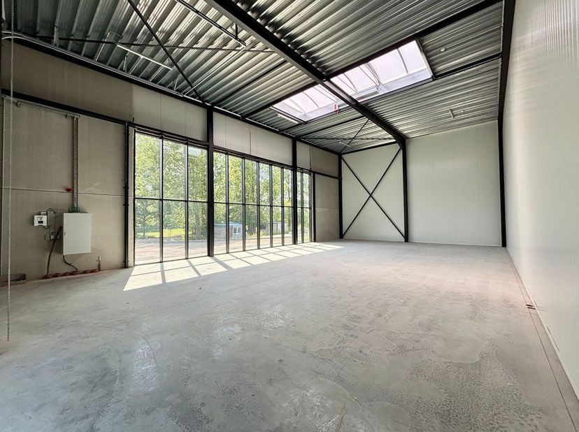 Nieuwe showroom-/bedrijfsruimte te huur binnen het wetenschapspark QUALITIS in Enghien, strategisch gelegen langs de A8-E429.<br />
<br />
De beschikb