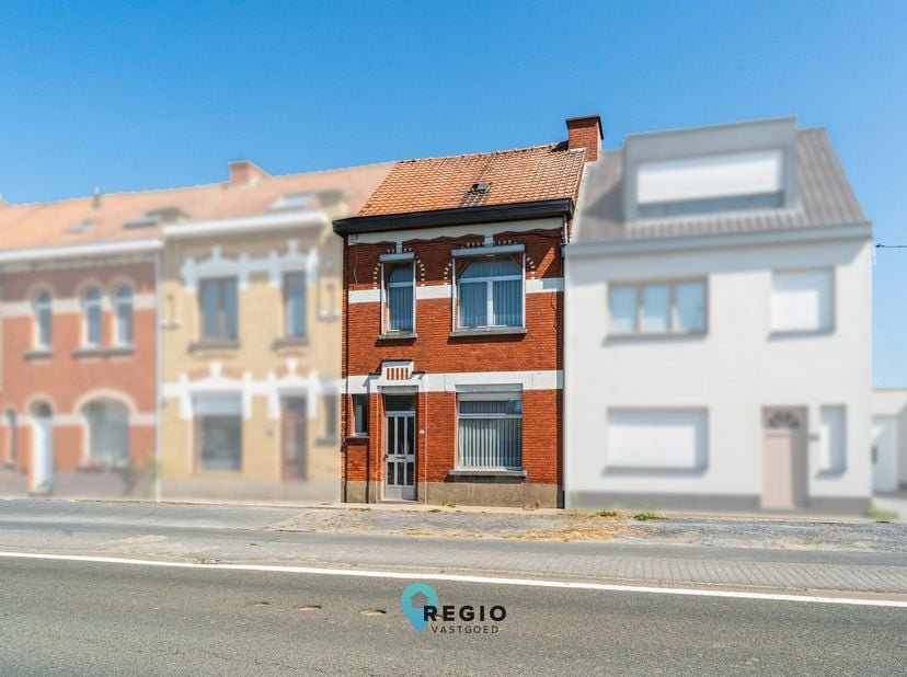 Te renoveren rijwoning met tuin en zicht op agrarisch gebied<br />
Centraal gelegen aan de Gaversesteenweg bevindt zich deze te renoveren rijwoning op