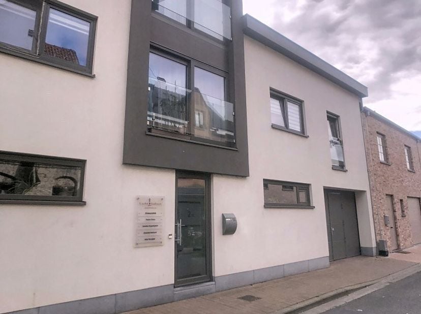 Ontdek dit recent en energiezuinig appartement op de 2de verdieping van Residentie Boeckx, ideaal gelegen op wandelafstand van winkels, openbaar vervo