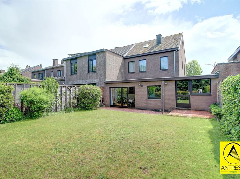 Ideaal gelegen half open bebouwing op een perceel van 310m² met prachtig zicht op groen.<br />
De woning beschikt thans over 3 slaapkamers maar kan ma