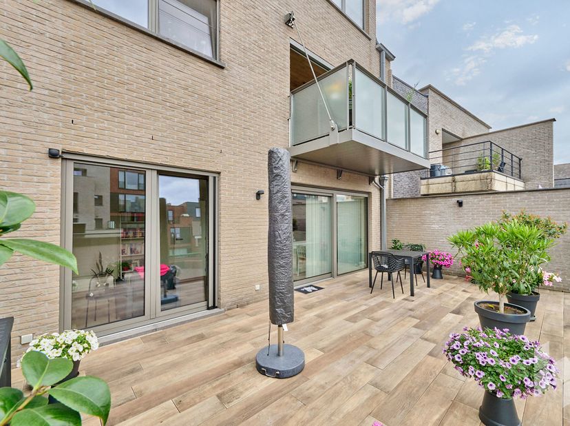 Prachtig, recent appartement (94 m²) met een open, lichtrijke leefruimte en 2 slaapkamers gelegen in het centrum van Lommel.<br />
Zowel voor- als ach