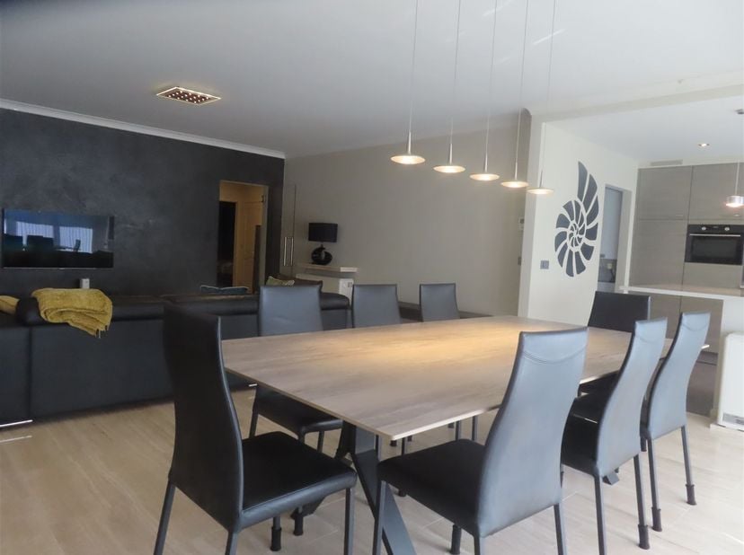 Luxueus volledig gemeubeld 3-slaapkamerappartement (ca 135m²) met terras, airco en garage!  Het appartement is gelegen in een autoluwe straat in een r