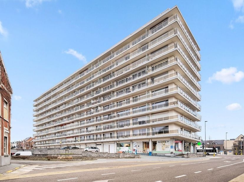 Dit appartement is goed gelegen in het centrum van Tienen met alle benodigdheden vlakbij (winkel, school,...). Zeer makkelijk bereikbaar via E40 (Luik