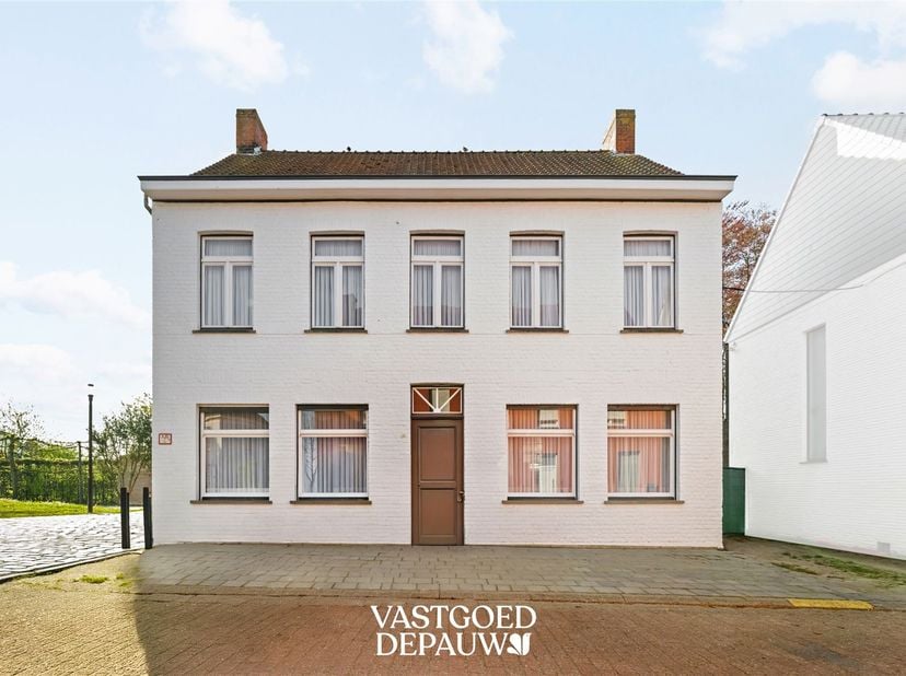 Bent u op zoek naar een karaktervolle, alleenstaande woning die u volledig naar eigen smaak kan renoveren? Deze charmante herenwoning, gelegen in een