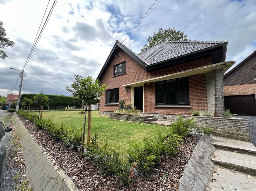 Henro-Immo vous présente cette magnifique villa 3 chambres située à Ramegnies-Chin, à proximité des grands axes.<br />
Au rez-de-chaussée, vous serez