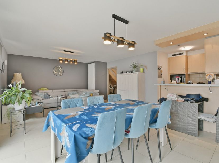 Dit verzorgd duplex-appartement is gelegen in het centrum van Gistel en combineert een rustige woonomgeving met een praktische indeling en aangenaam w