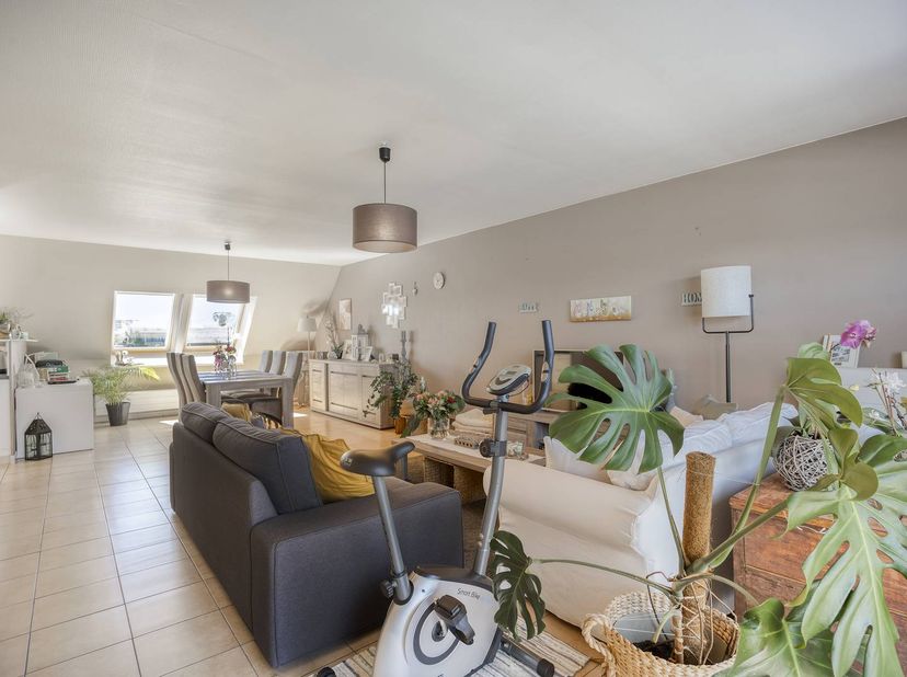 Cet appartement est situé aux deuxième et troisième étages (sans ascenseur) et dispose d'une surface habitable d'environ 100 m². <br />
<br />
MISE EN