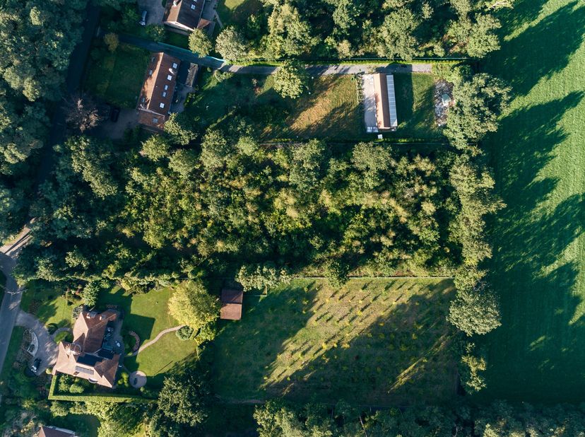 De gewestplanbestemming is woonparkgebied, <br />
<br />
In het bijzonder zijn volgende voorwaarden voor bebouwing van toepassing:<br />
- max. 250m²<