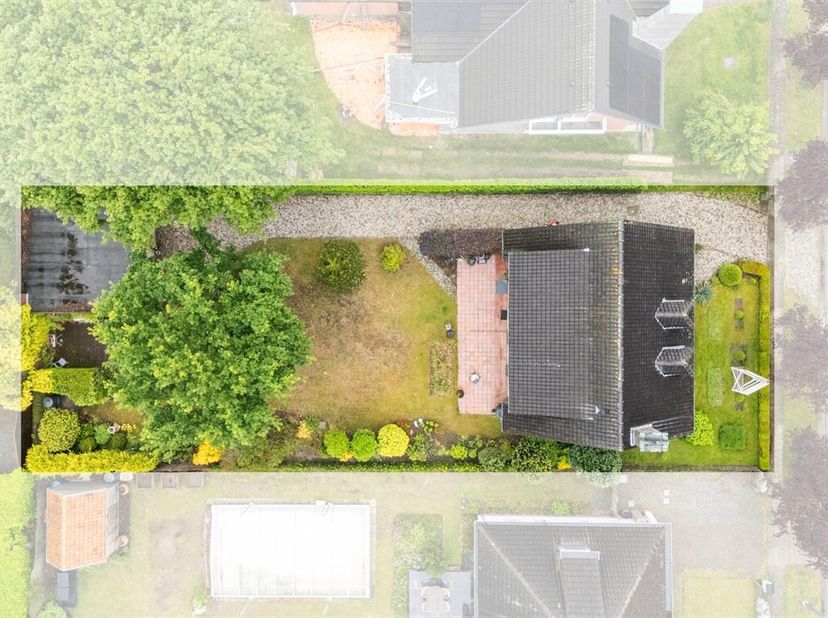 Ruime open bebouwing met prachtige tuin op toplocatie in Ekeren<br />
In een rustige doodlopende straat in het gegeerde Ekeren-Donk bevindt zich deze