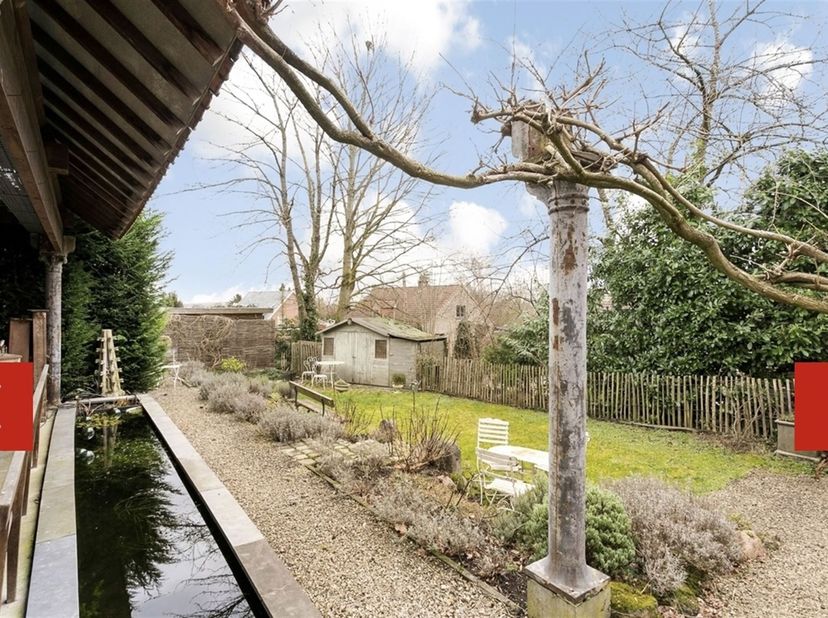 Deze unieke hoeve met aanpalend gebouw werd omgevormd tot charmante woonst met handelsruimte momenteel in gebruik als antiekwinkel maar ook geschikt a
