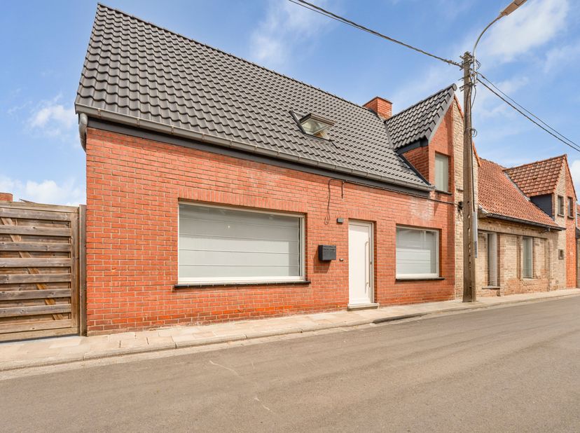 Ruime, gerenoveerde woning op rustige locatie te koop in Menen!<br />
Bij het binnenkomen word je verwelkomd in de inkomhal. Op het gelijkvloers bevin